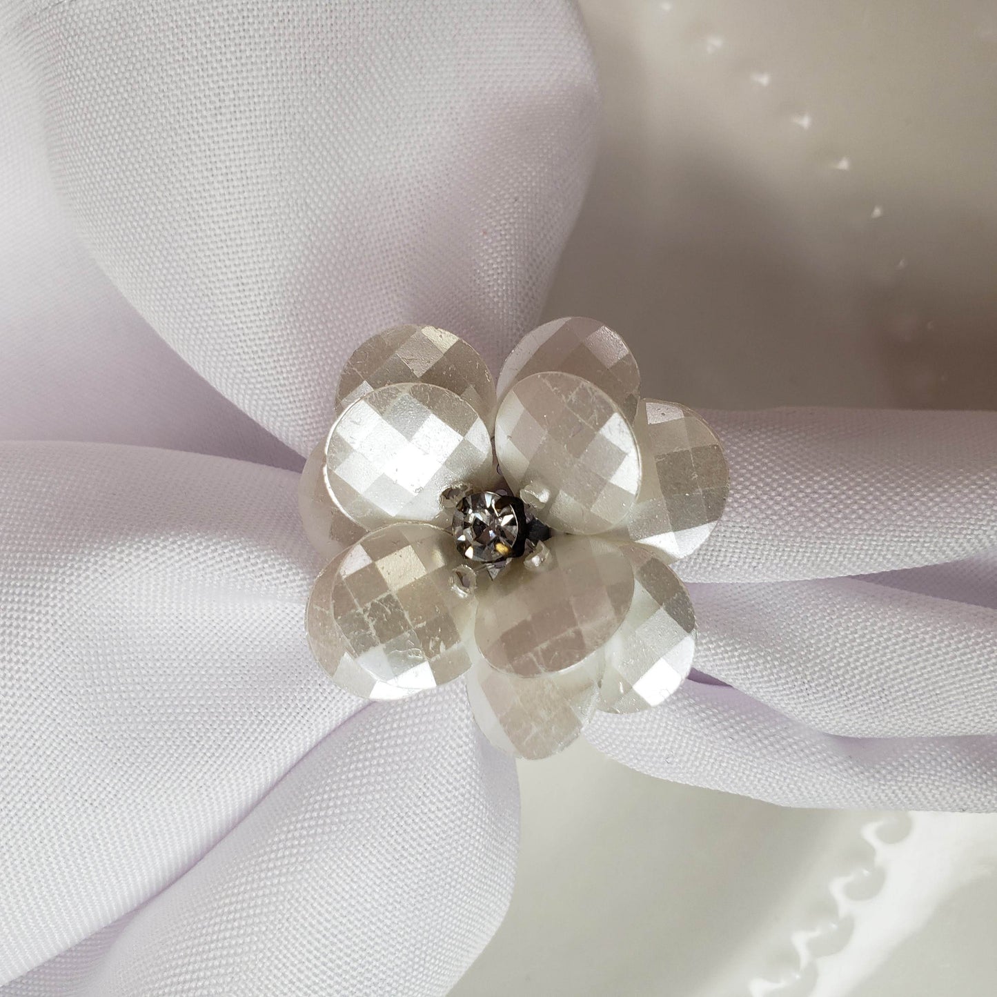 Maison Charlô | Set of 4 Delicate Flower Napkin Rings | Wedding, Thanksgiving, Christmas, New Year, Wedding, Banquet, Birthday - Loft&Timber