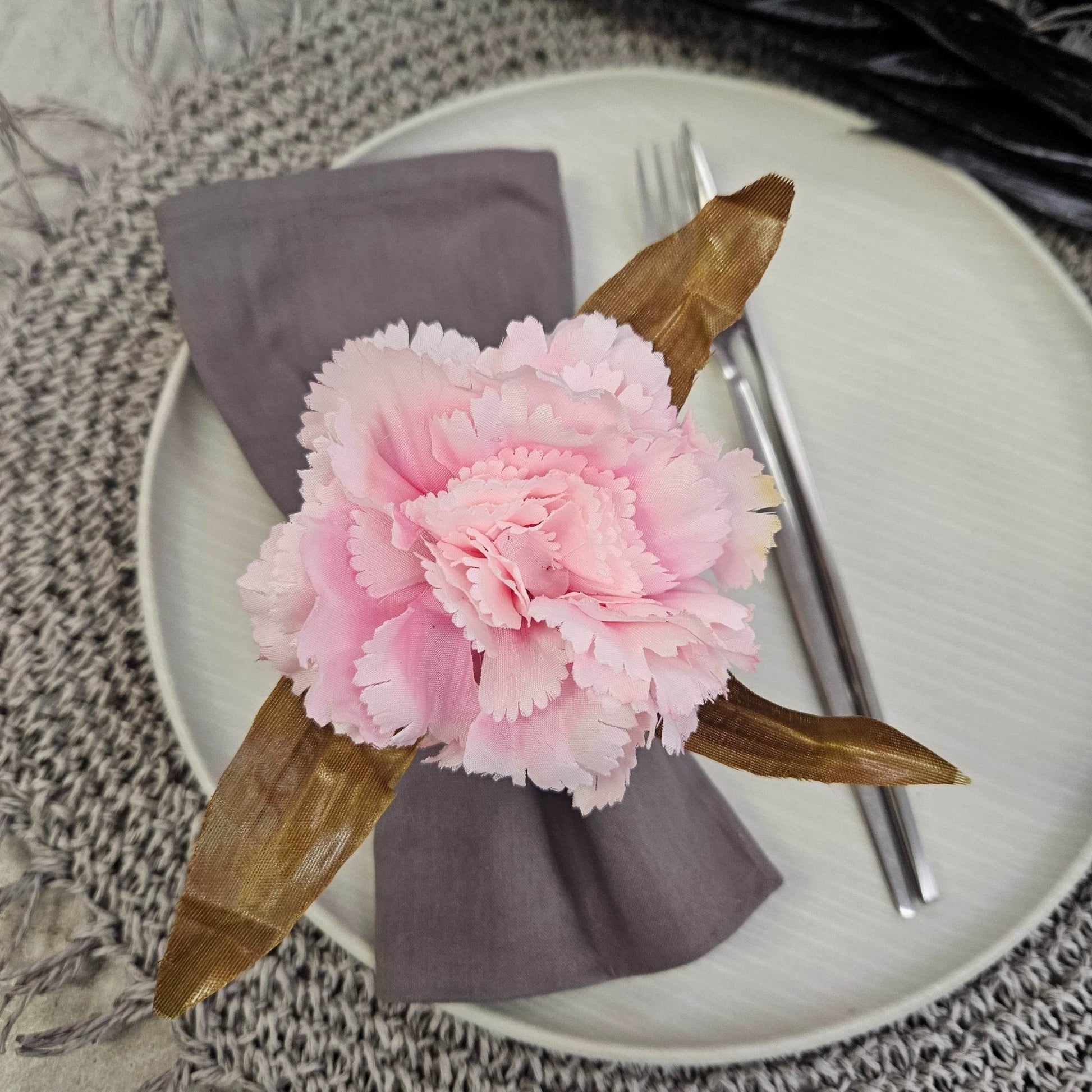Maison Charlô | Set of 4 Rose Carnation Flower Napkin Rings for events, wedding, party, birthday - Loft&Timber