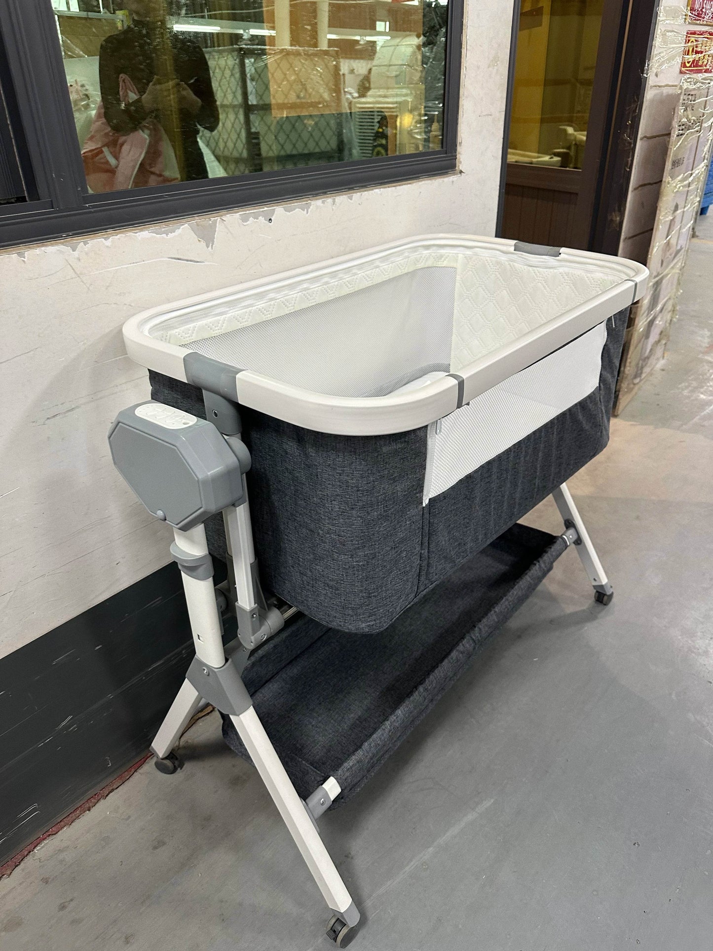 Electric Rocking Bassinet - Loft&Timber