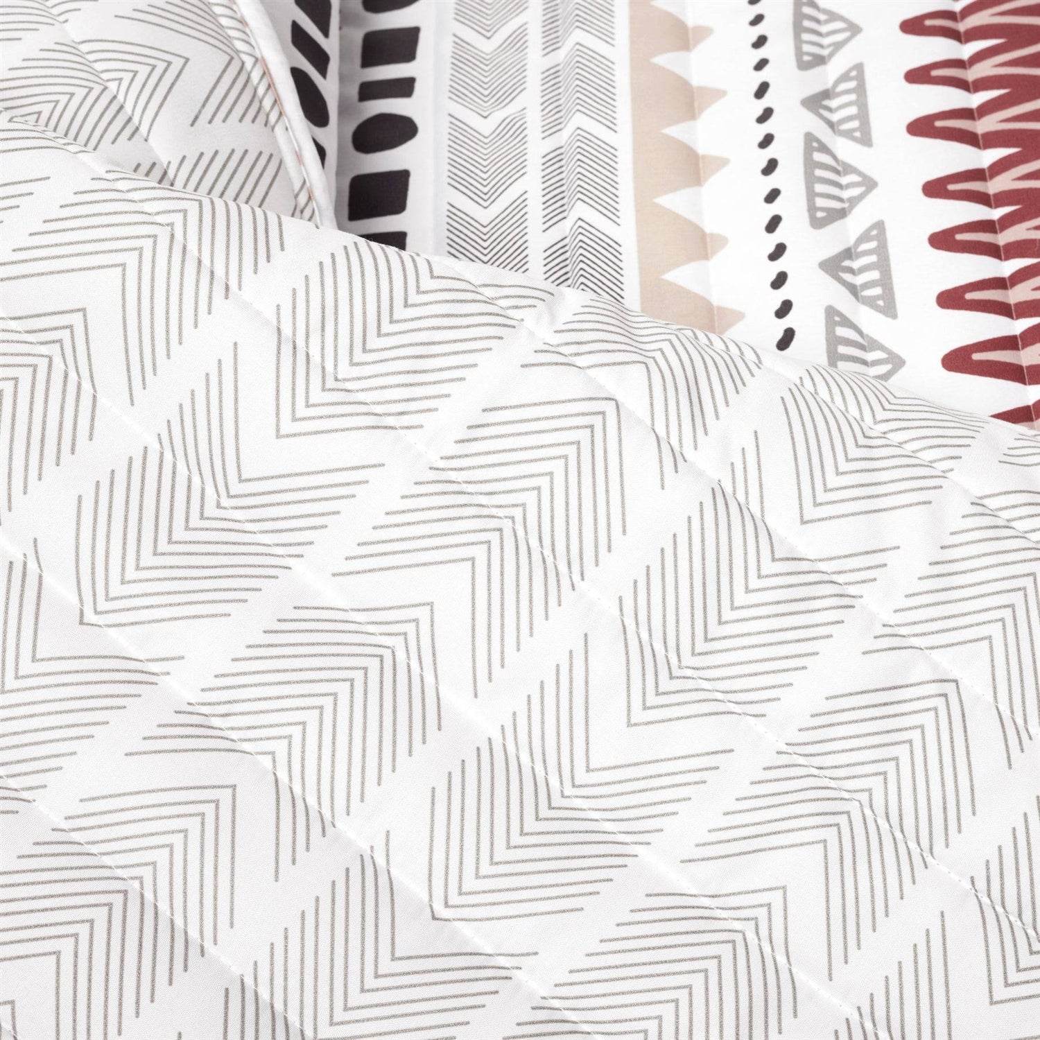 Full/Queen Lightweight Rustic Red Chevron Stripe Reversible 3 Piece Quilt Set - Loft&Timber