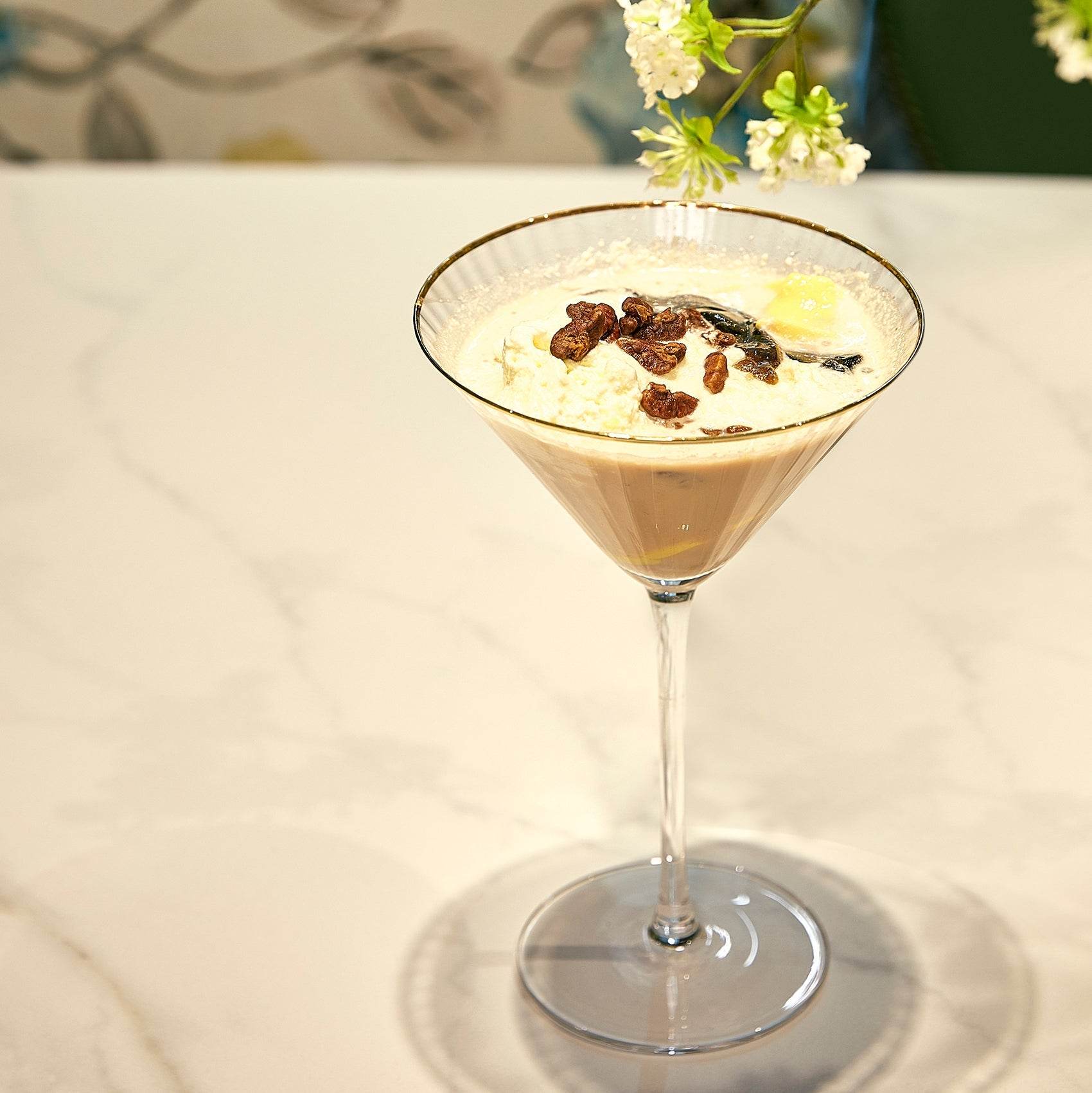 The Wine Savant Gold Rim Glasses 10 oz, Set of 4 Gold Rim Classic Manhattan Glasses For Martini, Cocktails, Champagne, Water & Wine - Classic Coupes Gilded Rimed, Crystal with Stems, Coupe - Loft&Timber