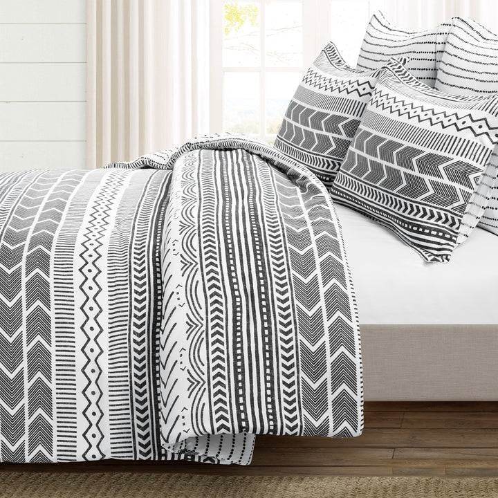 Full/Queen Scandinavian Chevron 5 Piece Black White Lightweight Comforter Set - Loft&Timber